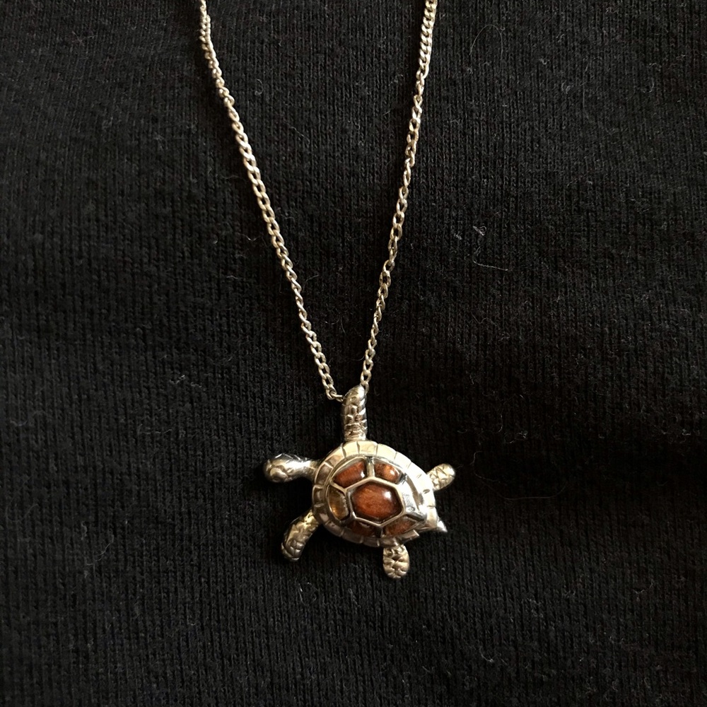 Silver sea turtle necklace 🐢